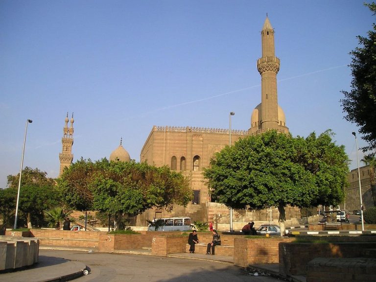 Why Foreign Visitors in Cairo Rely on Structured Listings Instead of Spontaneous Social Encounters